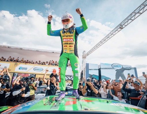 Nelson Piquet Jr. vence GP BRB e recebe troféu das mãos do pai em Brasília